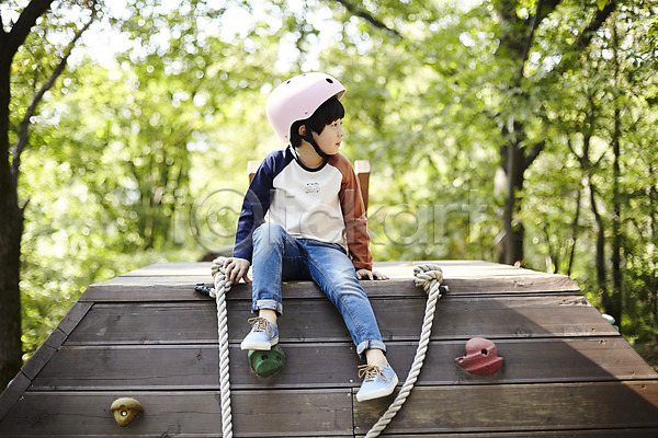 즐거움 남자 소년한명만 어린이 한국인 한명 JPG 앞모습 포토 공원 놀이터 앉기 야외 어린이라이프 응시 전신 주간 헬멧