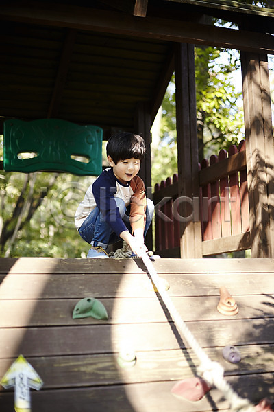 즐거움 남자 소년한명만 어린이 한국인 한명 JPG 앞모습 포토 공원 놀이터 밧줄 앉기 야외 어린이라이프 잡기 전신 주간