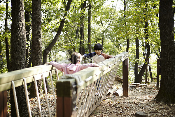 즐거움 남자 두명 어린이 어린이만 여자 한국인 JPG 뒷모습 앞모습 포토 걷기 공원 놀이터 미소(표정) 상반신 야외 어린이라이프 주간 짝꿍 흔들다리