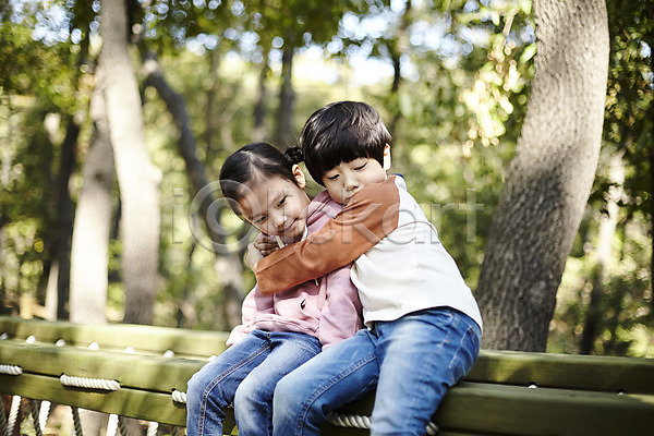 즐거움 남자 두명 어린이 어린이만 여자 한국인 JPG 앞모습 포토 공원 놀이터 상반신 앉기 야외 어린이라이프 주간 짝꿍 포옹