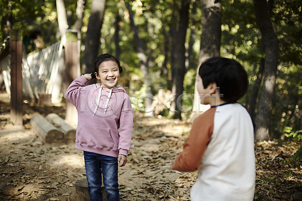 즐거움 남자 두명 어린이 어린이만 여자 한국인 JPG 뒷모습 앞모습 포토 가위바위보 공원 놀이터 미소(표정) 상반신 서기 야외 어린이라이프 주간 짝꿍
