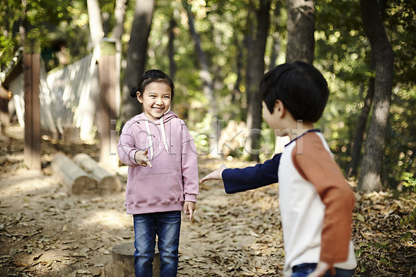 즐거움 남자 두명 어린이 어린이만 여자 한국인 JPG 뒷모습 앞모습 포토 가위바위보 공원 놀이터 미소(표정) 상반신 서기 야외 어린이라이프 주간 짝꿍