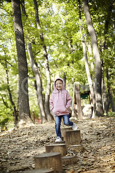 즐거움 소녀한명만 어린이 여자 한국인 한명 JPG 앞모습 포토 걷기 공원 나무밑둥 놀이터 미소(표정) 야외 어린이라이프 전신 주간