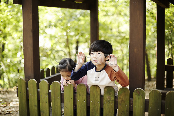 즐거움 남자 두명 어린이 어린이만 여자 한국인 JPG 앞모습 포토 공원 놀이터 상반신 서기 야외 어린이라이프 울타리 장난 주간 짝꿍
