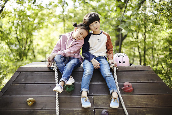 즐거움 남자 두명 어린이 어린이만 여자 한국인 JPG 앞모습 포토 공원 기댐 놀이터 앉기 야외 어린이라이프 전신 주간 짝꿍