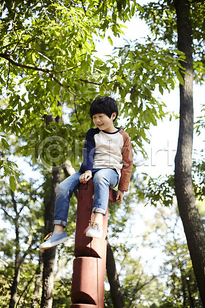 즐거움 남자 두명 어린이 어린이만 여자 한국인 JPG 앞모습 포토 공원 나무기둥 놀이터 미소(표정) 앉기 야외 어린이라이프 전신 주간 짝꿍