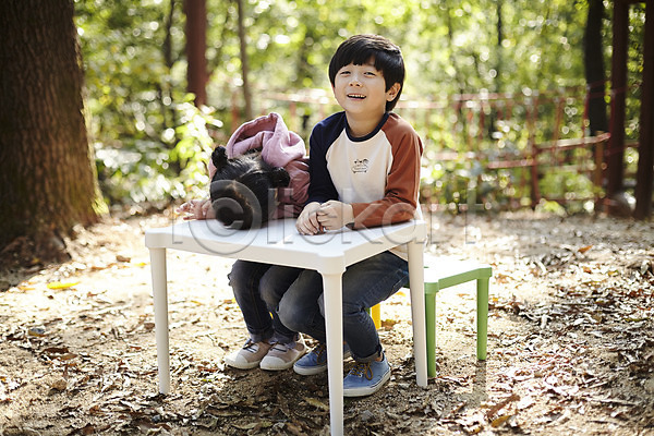 즐거움 남자 두명 어린이 어린이만 여자 한국인 JPG 앞모습 포토 공원 미소(표정) 앉기 야외 어린이라이프 엎드리기 전신 주간 짝꿍 책상
