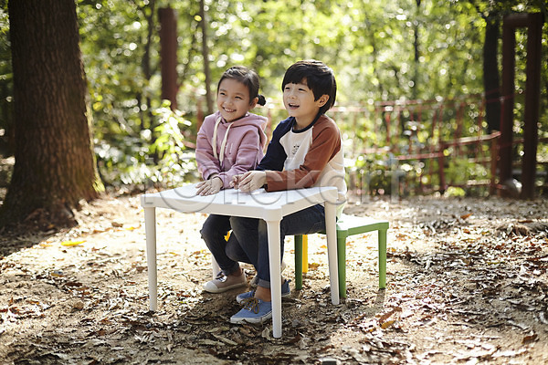 즐거움 남자 두명 어린이 어린이만 여자 한국인 JPG 앞모습 포토 공원 미소(표정) 앉기 야외 어린이라이프 전신 주간 짝꿍 책상