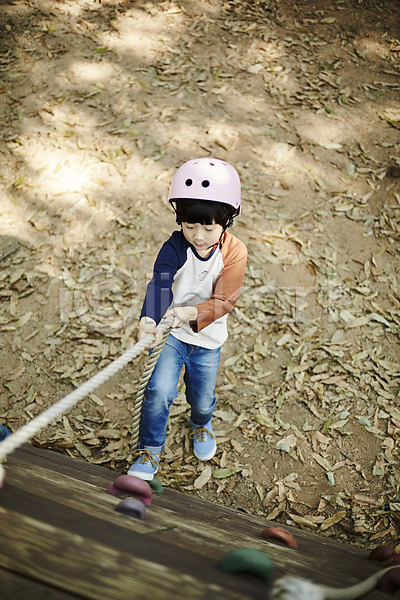 즐거움 남자 소년한명만 어린이 한국인 한명 JPG 앞모습 포토 공원 놀이터 밧줄 암벽등반 야외 어린이라이프 오르기 전신 주간 헬멧