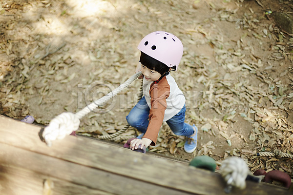 즐거움 남자 소년한명만 어린이 한국인 한명 JPG 앞모습 포토 공원 놀이터 밧줄 암벽등반 야외 어린이라이프 오르기 전신 주간 헬멧