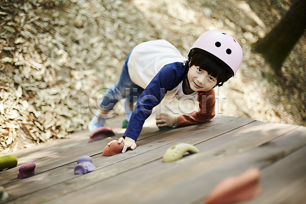 즐거움 남자 소년한명만 어린이 한국인 한명 JPG 앞모습 포토 공원 놀이터 미소(표정) 암벽등반 야외 어린이라이프 오르기 전신 주간 헬멧
