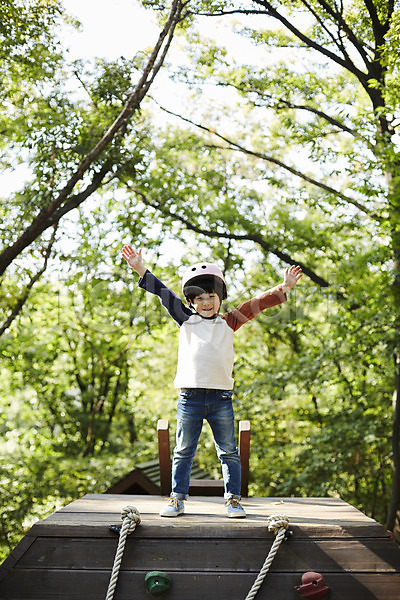 기쁨 즐거움 남자 소년한명만 어린이 한국인 한명 JPG 앞모습 포토 공원 놀이터 만세 미소(표정) 서기 야외 어린이라이프 전신 정상 주간 헬멧