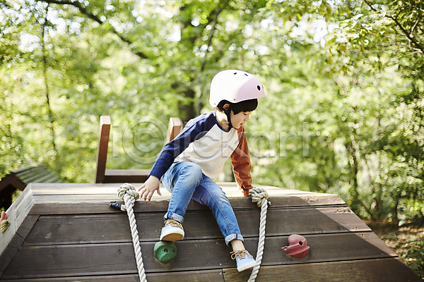 즐거움 남자 소년한명만 어린이 한국인 한명 JPG 앞모습 포토 공원 놀이터 밧줄 앉기 암벽등반 야외 어린이라이프 전신 정상 주간 헬멧