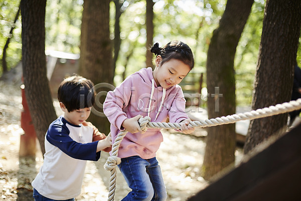 즐거움 남자 두명 어린이 어린이만 여자 한국인 JPG 옆모습 포토 공원 놀이터 밀기 밧줄 상반신 암벽등반 야외 어린이라이프 오르기 주간 짝꿍