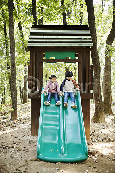 즐거움 남자 두명 어린이 어린이만 여자 한국인 JPG 앞모습 포토 공원 놀이터 미끄럼틀 미소(표정) 앉기 야외 어린이라이프 전신 주간 짝꿍