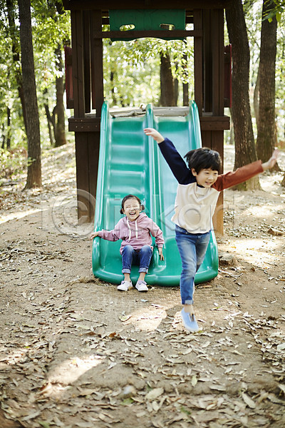 즐거움 남자 두명 어린이 어린이만 여자 한국인 JPG 앞모습 포토 공원 놀이터 미끄럼틀 미소(표정) 앉기 야외 어린이라이프 전신 점프 주간 짝꿍