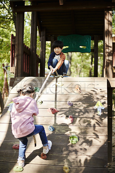 도움 즐거움 남자 두명 어린이 어린이만 여자 한국인 JPG 뒷모습 앞모습 포토 공원 놀이터 밧줄 앉기 암벽등반 야외 어린이라이프 오르기 전신 주간 짝꿍