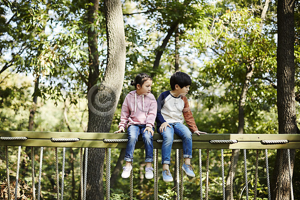 즐거움 남자 두명 어린이 어린이만 여자 한국인 JPG 앞모습 포토 공원 놀이터 앉기 야외 어린이라이프 응시 전신 주간 짝꿍 흔들다리