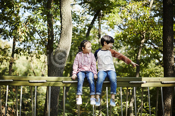 즐거움 남자 두명 어린이 어린이만 여자 한국인 JPG 앞모습 포토 가리킴 공원 놀이터 앉기 야외 어린이라이프 응시 전신 주간 짝꿍 흔들다리