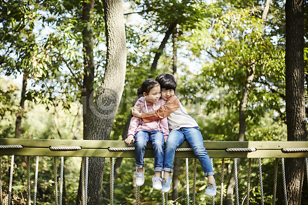 즐거움 남자 두명 어린이 어린이만 여자 한국인 JPG 앞모습 포토 공원 놀이터 앉기 야외 어린이라이프 응시 전신 주간 짝꿍 포옹 흔들다리