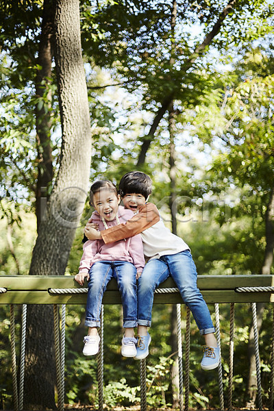 즐거움 남자 두명 어린이 어린이만 여자 한국인 JPG 앞모습 포토 공원 놀이터 앉기 야외 어린이라이프 응시 전신 주간 짝꿍 포옹 흔들다리