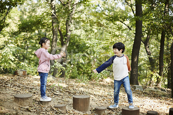 즐거움 남자 두명 어린이 어린이만 여자 한국인 JPG 앞모습 옆모습 포토 가위바위보 공원 나무밑둥 놀이터 서기 야외 어린이라이프 전신 주간 짝꿍