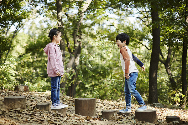 즐거움 남자 두명 어린이 어린이만 여자 한국인 JPG 옆모습 포토 걷기 공원 나무밑둥 놀이터 마주보기 미소(표정) 서기 야외 어린이라이프 전신 주간 짝꿍