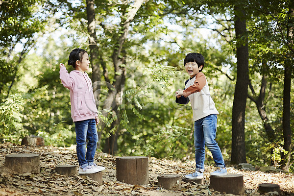 즐거움 남자 두명 어린이 어린이만 여자 한국인 JPG 옆모습 포토 공원 나무밑둥 놀이터 미소(표정) 서기 야외 어린이라이프 전신 주간 짝꿍