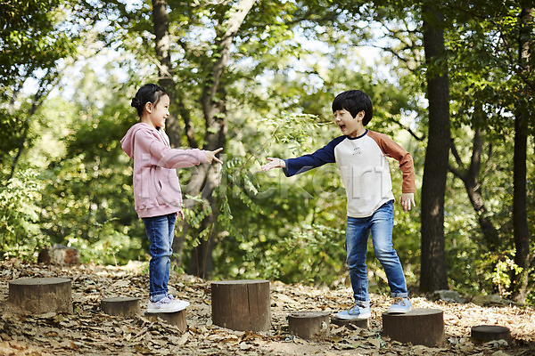 즐거움 남자 두명 어린이 어린이만 여자 한국인 JPG 옆모습 포토 가위바위보 공원 나무밑둥 놀이터 미소(표정) 서기 야외 어린이라이프 전신 주간 짝꿍
