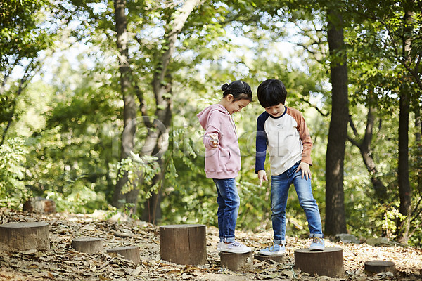 즐거움 남자 두명 어린이 어린이만 여자 한국인 JPG 앞모습 옆모습 포토 공원 나무밑둥 놀이터 서기 야외 어린이라이프 전신 주간 짝꿍