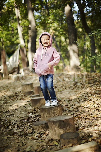 즐거움 소녀한명만 어린이 여자 한국인 한명 JPG 앞모습 포토 공원 나무밑둥 놀이터 미소(표정) 서기 야외 어린이라이프 전신 주간