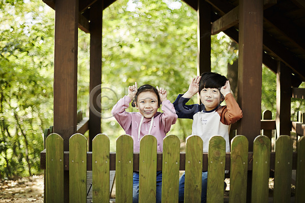 즐거움 남자 두명 어린이 어린이만 여자 한국인 JPG 앞모습 포토 공원 놀이터 미소(표정) 상반신 앉기 야외 어린이라이프 장난 주간 짝꿍