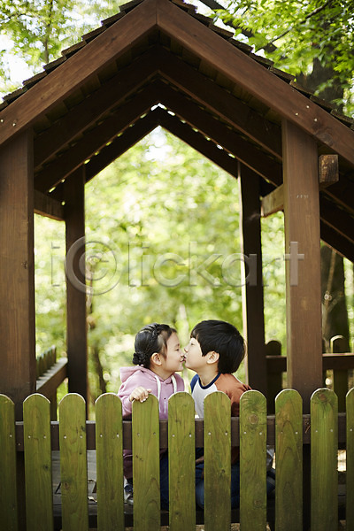 즐거움 남자 두명 어린이 어린이만 여자 한국인 JPG 옆모습 포토 공원 놀이터 상반신 앉기 야외 어린이라이프 장난 주간 짝꿍 키스