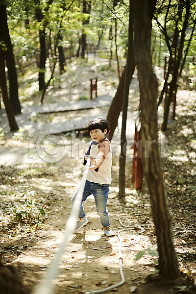 즐거움 남자 소년한명만 어린이 한국인 한명 JPG 앞모습 포토 공원 놀이터 밧줄 서기 야외 어린이라이프 잡기 전신 주간