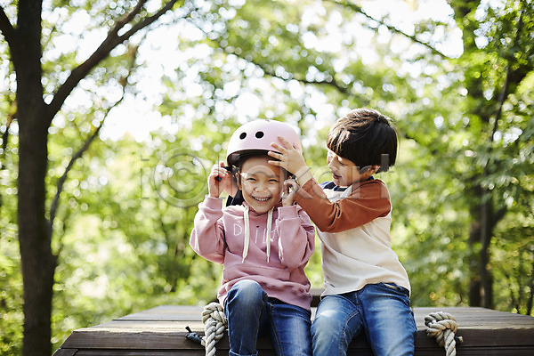 즐거움 남자 두명 어린이 어린이만 여자 한국인 JPG 앞모습 포토 공원 놀이터 미소(표정) 상반신 앉기 야외 어린이라이프 주간 짝꿍 헬멧