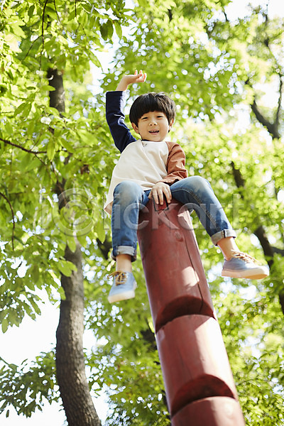 즐거움 남자 소년한명만 어린이 한국인 한명 JPG 로우앵글 포토 공원 나무기둥 놀이터 만세 미소(표정) 앉기 야외 어린이라이프 전신 주간