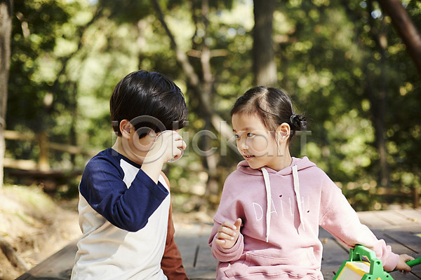 남자 두명 어린이 어린이만 여자 한국인 JPG 앞모습 포토 곤충채집 공원 관찰 상반신 앉기 야외 어린이라이프 응시 전신 주간 짝꿍 채집통