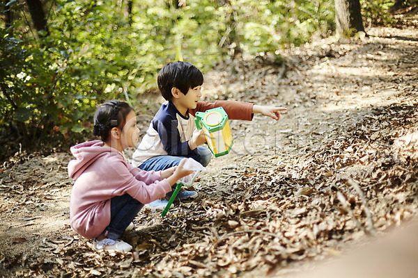 남자 두명 어린이 어린이만 여자 한국인 JPG 옆모습 포토 가리킴 곤충채집 공원 앉기 야외 어린이라이프 전신 주간 짝꿍 채집통