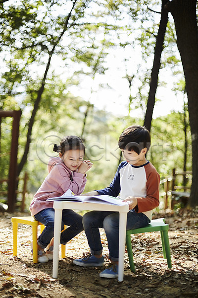 남자 두명 어린이 어린이만 여자 한국인 JPG 앞모습 포토 공원 독서 앉기 야외 어린이라이프 전신 주간 짝꿍 책상