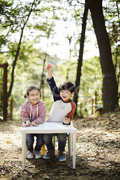 남자 두명 어린이 어린이만 여자 한국인 JPG 앞모습 포토 공원 미소(표정) 손들기 앉기 야외 어린이라이프 전신 주간 짝꿍 책상