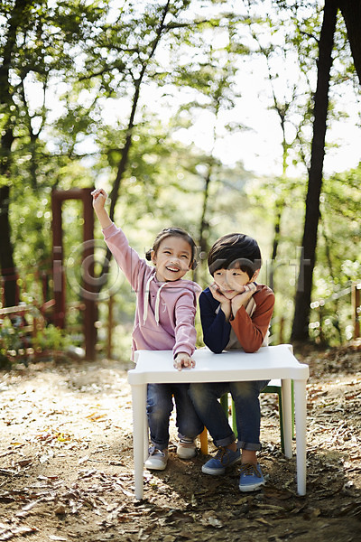 남자 두명 어린이 어린이만 여자 한국인 JPG 앞모습 포토 공원 미소(표정) 손들기 앉기 야외 어린이라이프 전신 주간 짝꿍 책상 턱괴기