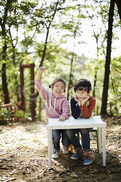남자 두명 어린이 어린이만 여자 한국인 JPG 앞모습 포토 공원 미소(표정) 손들기 앉기 야외 어린이라이프 전신 주간 짝꿍 책상 턱괴기