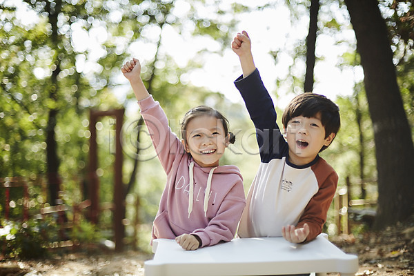 남자 두명 어린이 어린이만 여자 한국인 JPG 앞모습 포토 공원 미소(표정) 상반신 손들기 앉기 야외 어린이라이프 주간 짝꿍 책상