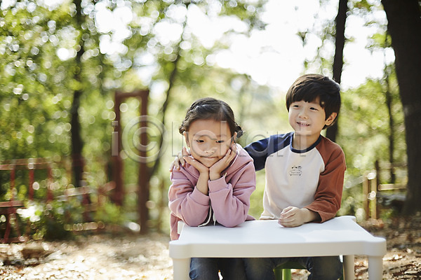 남자 두명 어린이 어린이만 여자 한국인 JPG 앞모습 포토 공원 상반신 앉기 야외 어깨에손 어린이라이프 주간 짝꿍 책상 턱괴기
