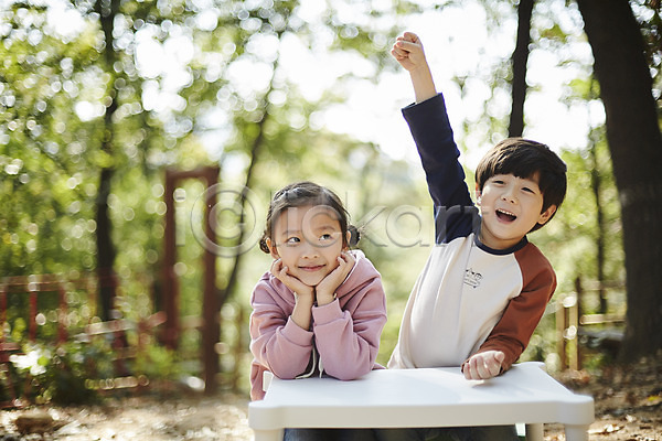 남자 두명 어린이 어린이만 여자 한국인 JPG 앞모습 포토 공원 미소(표정) 상반신 손들기 앉기 야외 어린이라이프 주간 짝꿍 책상 턱괴기