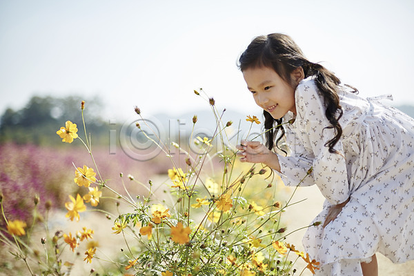 귀여움 소녀한명만 어린이 여자 한국인 한명 JPG 옆모습 포토 꽃 꽃구경 꽃밭 미소(표정) 상반신 서기 야외 어린이라이프 주간