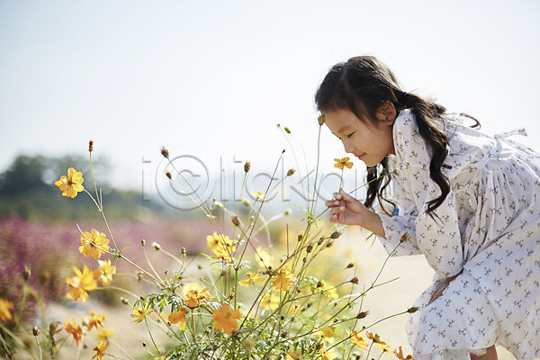 귀여움 소녀(어린이) 소녀한명만 어린이 여자 한국인 한명 JPG 옆모습 포토 꽃 꽃밭 눈감음 미소(표정) 상반신 서기 야외 어린이라이프 주간 향기