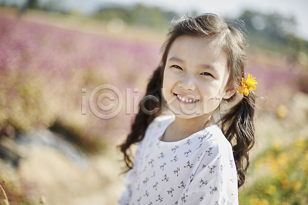 귀여움 소녀한명만 어린이 여자 한국인 한명 JPG 앞모습 포토 꽃밭 미소(표정) 상반신 서기 야외 어린이라이프 주간