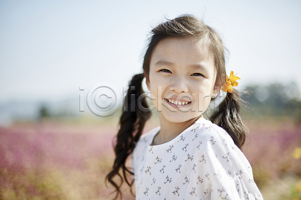 귀여움 소녀한명만 어린이 여자 한국인 한명 JPG 앞모습 포토 꽃 꽃밭 미소(표정) 상반신 서기 야외 어린이라이프 주간