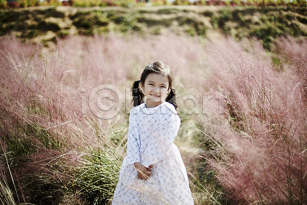 귀여움 소녀한명만 어린이 여자 한국인 한명 JPG 앞모습 포토 꽃밭 미소(표정) 상반신 서기 야외 어린이라이프 주간